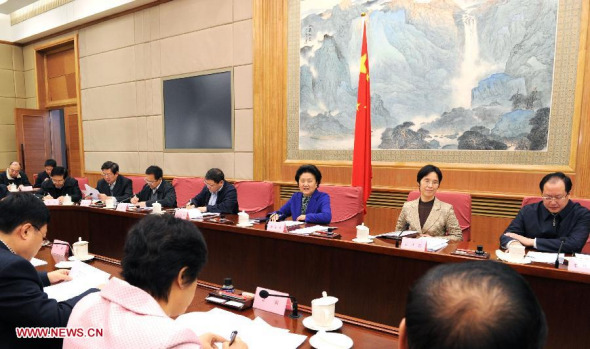 Chinese Vice Premier Liu Yandong (3rd R) presides over a meeting on the prevention and control work of the human infection of the H7N9 avian flu, in Beijing, Jan 26, 2014. (Xinhua/Rao Aimin) 