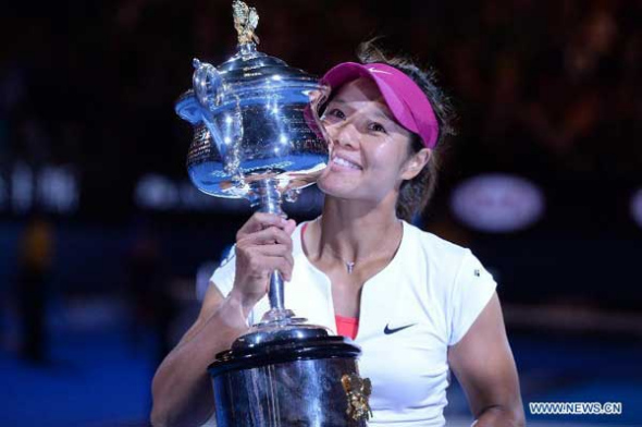 Li Na of China holds the trophy after winning her women's singles final match against Dominika Cibulkova of Slovakia at 2014 Australian Open tennis tournament in Melbourne, Australia, Jan 25, 2014. Li Na won 2-0 to claim the title of the event. (Xinhua/Li Jundong)