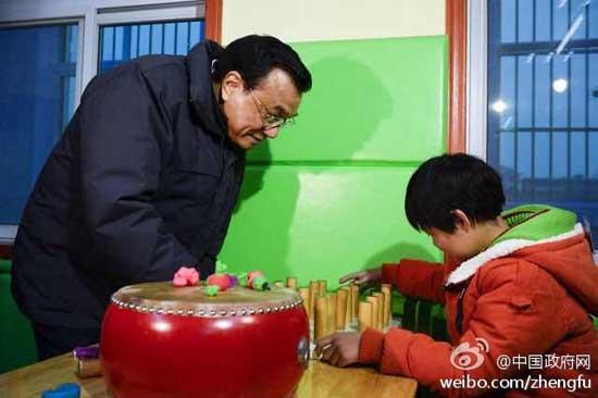 Premier Li Keqiang visited a social relief center in Ankang, Shaanxi province.