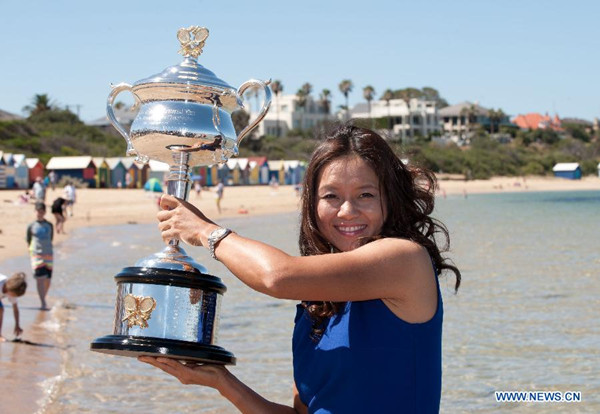 Li Na of China poses for photos with the winner's trophy at Brighton beach in Melbourne, Australia, Jan 26, 2014. Li Na defeated Dominika Cibulkova of Slovakia in the women's singles final at the 2014 Australian Open tennis tournament and claimed the title on Jan 25. (Xinhua/Bai Xue)