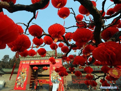 People visit the Ditan Park decorated with lanterns for an upcoming temple fair in Beijing, capital of China, Jan 27, 2014. The fair will be held from Jan 30 to Feb 6. (Xinhua/Gong Lei)