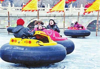 Many traditional New Year activities are drawing the crowds to local parks in Beijing.
