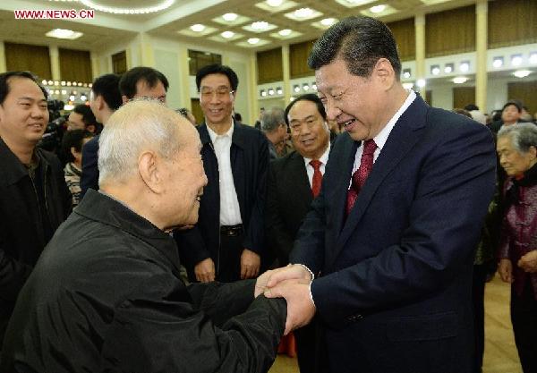 Chinese President Xi Jinping  shakes hands with a guest at a Spring Festival gathering in Beijing, capital of China, Jan 29, 2014. [Photo/Xinhua]
