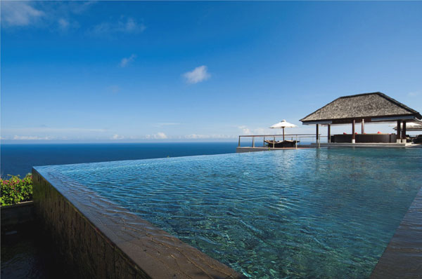 A swimming pool for guests at The Edge, with a view of the ocean from the southern cliffs of Bali. Photo provided to China Daily