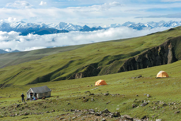 Trekkers' camps dotted the high grasslands.