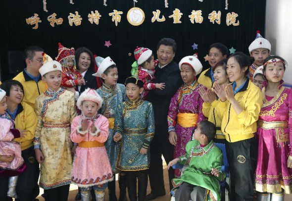 Chinese President Xi Jinping visits the Children Welfare House of Hohhot city, north China's Inner Mongolia Autonomous Region, Jan 28, 2014. Xi paid a visit to Inner Mongolia recently and extended New Year greetings to people of all ethnic groups. (Xinhua/Pang Xinglei)