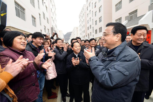 Chinese Premier Li Keqiang (2nd R) visits relocated residents living in new apartments in Yungaisi Township of Shangluo City, northwest China's Shaanxi Province, Jan. 26, 2014. Li paid a visit to Shangluo, Ankang, and Xi'an of Shaanxi Province from Jan. 26 to 28. (Xinhua/Li Tao)
