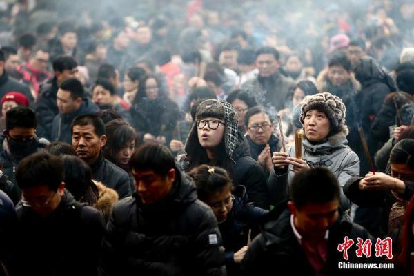 The Spring Festival tradition of burning incense and praying to ancestors and the gods is drawing tens of thousands to temples across the country this week.