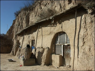 This undated photo shows a cave home in China's revolutionary base of Yan'an. (Photo source: news.cnwest.com)