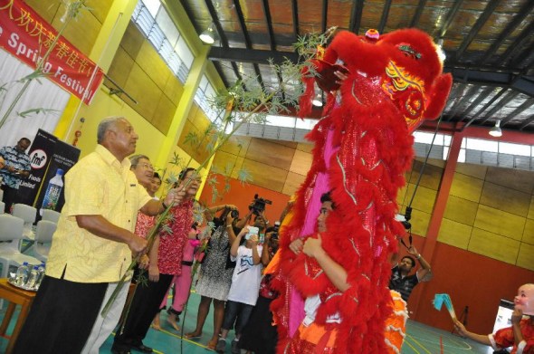Fijian Prime Minister Voreqe Bainimarama (front L) takes part in traditional Chinese lion dance performance at Yat Sen School in Suva, Fiji, Feb 2. (Xinhua/Michael Yang)