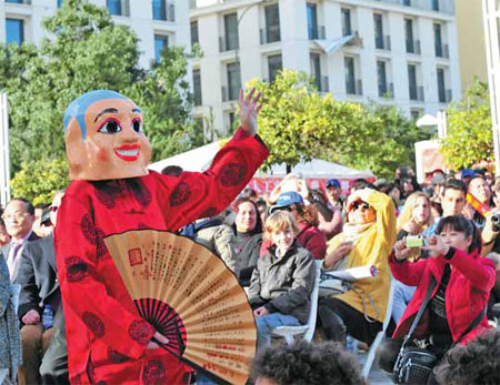 Celebrating the Spring Festival in downtown Lisbon, capital of Portugal, overseas Chinese keep tradition alive. Zhang Liyun / Xinhua