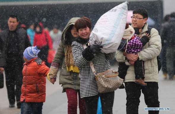 Passengers walk into the Huaibei Railway Station in Huaibei city, east China's Anhui province, Feb 5, 2014. With the Spring Festival coming to an end, people started to leave their hometowns for the workplaces. (Xinhua/Wang Wen)