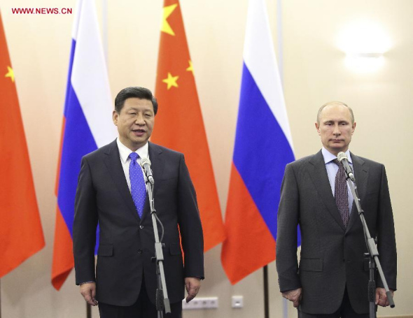 Chinese President Xi Jinping (L) and Russian President Vladimir Putin take part in a video conference with commanders of Russian and Chinese navy ships escorting the transportation of Syria's chemical weapons in Sochi, Russia, Feb 6, 2014. (Xinhua/Lan Hongguang)