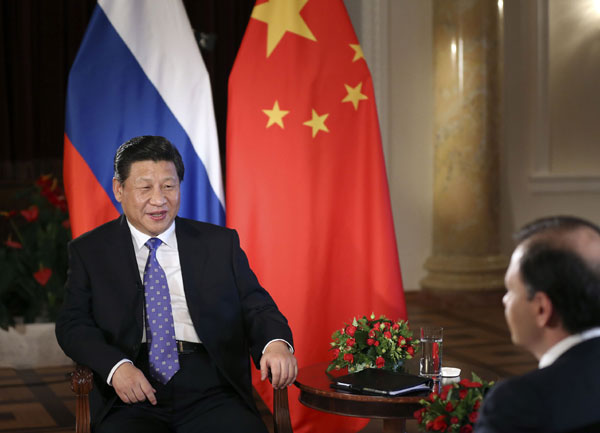 Visiting Chinese President Xi Jinping (L) gives an interview to a Russian TV channel in Sochi, Russia, Feb. 7, 2014. (Xinhua/Lan Hongguang)