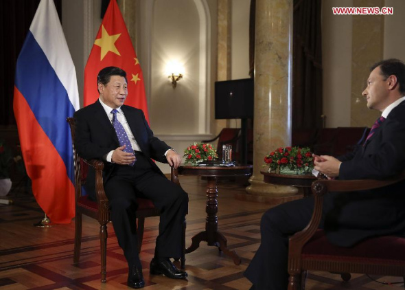 Visiting Chinese President Xi Jinping (L) gives an interview to a Russian TV channel in Sochi, Russia, Feb 7, 2014. (Xinhua/Lan Hongguang)