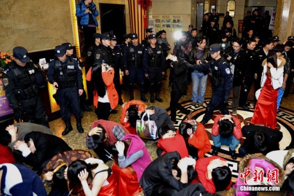 CCTV's undercover report claims that sex services are openly and widely available at massage parlors, hotels, sauna centers and karaoke clubs in Dongguan. The embarrassed Dongguan police launched a crackdown at 3pm yesterday and a total of 6,525 police officers took part. [Photo: China News Service]
