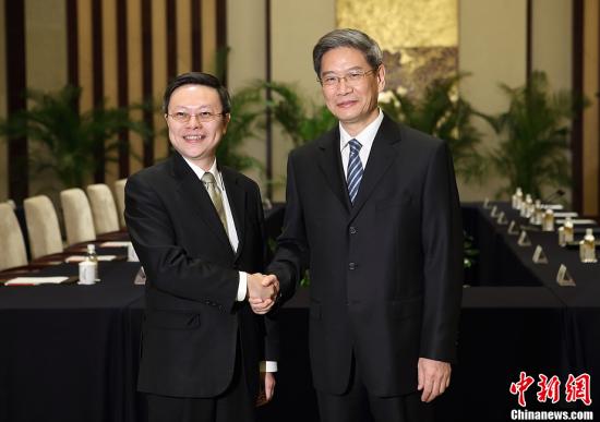 Zhang Zhijun (R), head of the State Council Taiwan Affairs Office, shakes hands with Wang Yu-chi, Taiwan's mainland affairs chief, before their formal meeting, in Nanjing, capital of east China's Jiangsu Province, Feb 11, 2014. (CNS Photo)