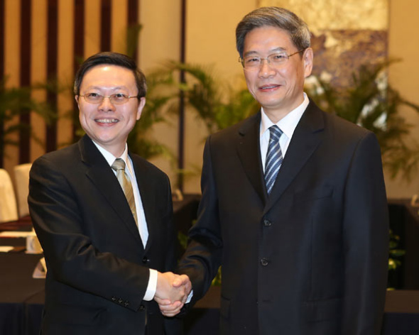 Zhang Zhijun (right), head of the State Council Taiwan Affairs Office, meets Wang Yu-chi, Taiwan's mainland affairs chief, in Nanjing, capital of Jiangsu province, on Tuesday, in the highest-level talks between representatives from both sides of the Taiwan Straits since 1949. Feng Yongbin / China Daily