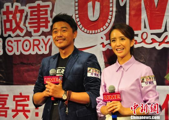 Actor Chen Sicheng (L) and actress Tong Liya (R) attend the premiere of Beijing Love Story in Nanjing on February 11, 2014. (Photo: Chinanews.com)