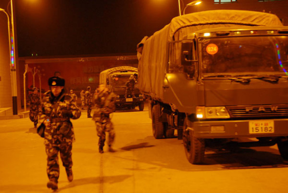 Local armed police soldiers in nearby county rush to the quake-hit area after a 7.3-magnitude earthquake hit Yutian county in China's Xinjiang Uygur Autonomous Region on Feb 12, 2014. [Photo/Xinhua]