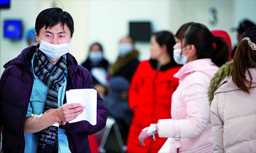 Employees of a Japanese electronics manufacturer in Jiading district get treated at Ruijin Hospital North Wednesday. A total of 299 company employees were sent to the hospital with symptoms including palpitations and fever. Authorities were investigating Wednesday whether they were victims of food poisoning. Photo: Cai Xianmin/GT