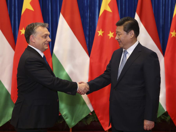 Chinese President Xi Jinping (R) meets with Hungary Prime Minister Viktor Orban at the Great Hall of the People in Beijing, Feb 13, 2014. (Xinhua/Pang Xinglei) 