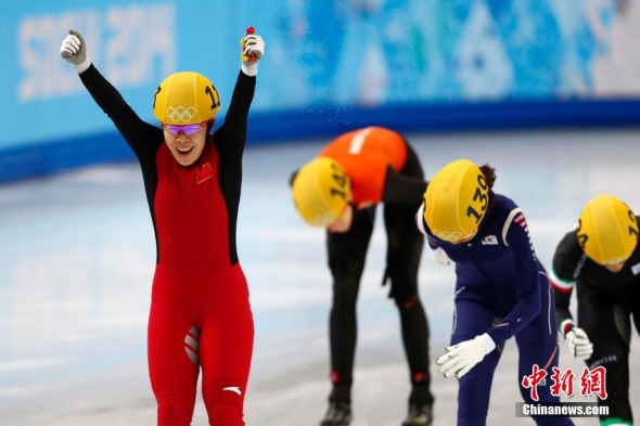 Winner China's Zhou Yang (R) reacts after the women's 1,500 metres short track speed skating finals race at the Iceberg Skating Palace at the Sochi 2014 Winter Olympic Games February 15, 2014. [Photo: Agencies]