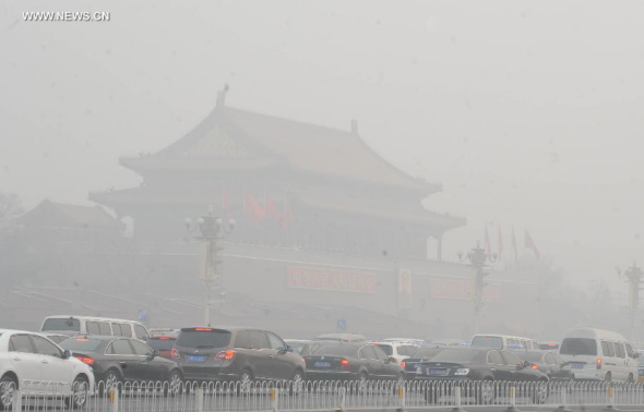 Tian'anmen, one of Beijing's landmarks, is blanketed in heavy smog in Beijing, capital of China, Jan 16, 2014.  (Xinhua file photo/Gong Lei) 