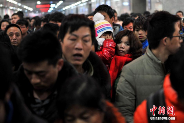 Holiday season train trips in China surpassed the 200-million mark on Saturday as migrant workers and college students began returning to their jobs and universities following the Lantern Festival.(Photo: Chinanews.com)