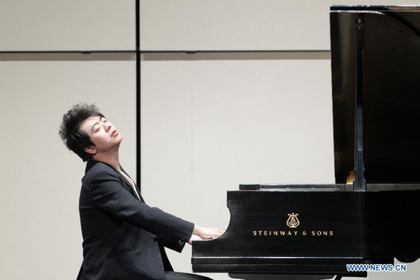 Chinese pianist Lang Lang performs on his US tour concert in Charlottesville, the United States, on Feb 15, 2014. (Xinhua/Lyu Mingxiang) 