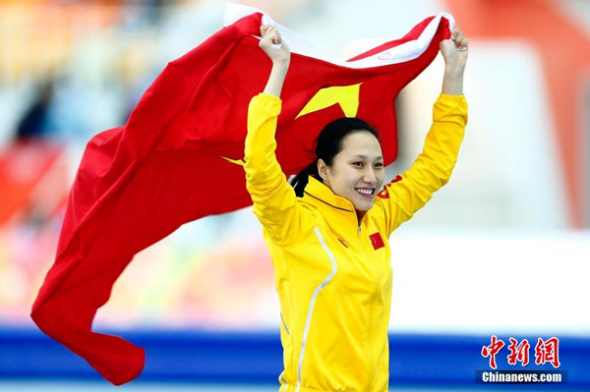 China's Zhang Hong waves flag after the women's 1,000 metres speed skating race at the Adler Arena during the 2014 Sochi Winter Olympics February 13, 2014.  (Photo: Chinanews.com)