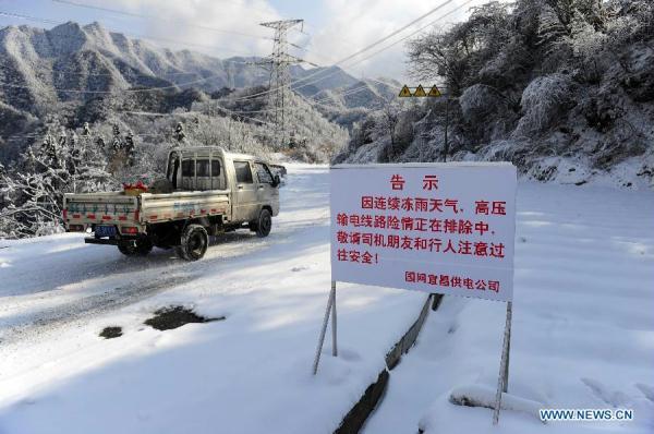 Heavy snow in many parts of Central, East and Southwest China has caused trouble on the roads and led to power outages.