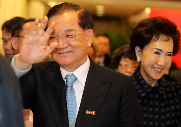 Kuomintang Honorary Chairman Lien Chan leaves Peking University with his wife Lien Fang-yu on Wednesday. At a ceremony that day, the university made Lien an honorary professor. Zhu Xingxin / China Daily 