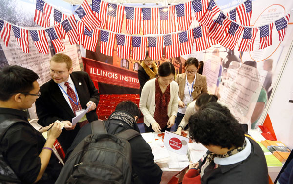 This file photo dated to Martch, 2013 shows many visitors attracted to a US university's stand at the 2013 China International Education Exhibition Tour. More than 400 institutions of higher learning attended the fair in Beijing. [Photo/Xinhua]