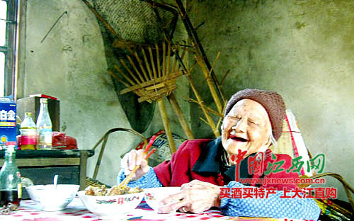 File Photo of He Er'xiu, one of the oldest people in China. He died at the age of 117 in east China's Jiangxi province on Tuesday. (Photo source: jiangxi.jxnews.com.cn)