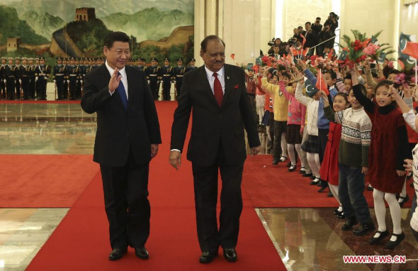 Chinese President Xi Jinping (L) holds a welcoming ceremony for visiting Pakistani President Mamnoon Hussain prior to their talks at the Great Hall of the People in Beijing, capital of China, Feb 19, 2014. (Xinhua/Pang Xinglei)