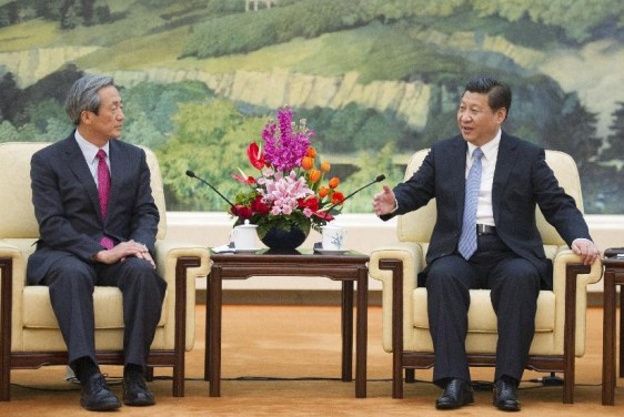 Chinese President Xi Jinping (R) meets with Chung Mong-Joon, head of the Korea-China legislators' association for foreign affairs, who leads a delegation of lawmakers from the Republic of Korea, at the Great Hall of the People in Beijing, capital of China, Feb. 21, 2014. (Xinhua/Huang Jingwen)  