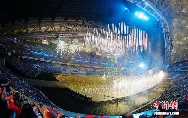Performers take part in the closing ceremony for the Sochi 2014 Winter Olympic Games February 23, 2014. [Photo/China News Service]