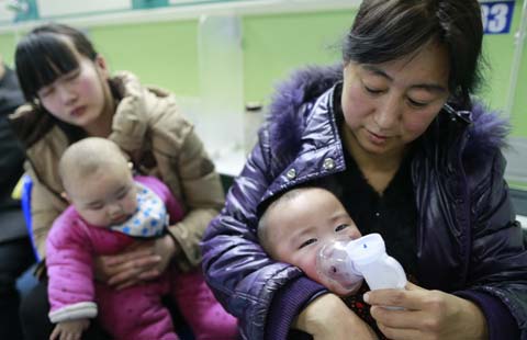 Babies receive treatment at a hospital in Beijing on Friday. The number of patients, especially newborns, with respiratory illnesses has increased in recent days, as local authorities have issued warnings for heavy air pollution. Feng Yongbin / China Daily