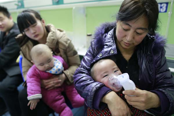 Babies receive treatment at a hospital in Beijing on Friday. The number of patients, especially newborns, with respiratory illnesses has increased in recent days, as local authorities have issued warnings for heavy air pollution. Feng Yongbin / China Daily