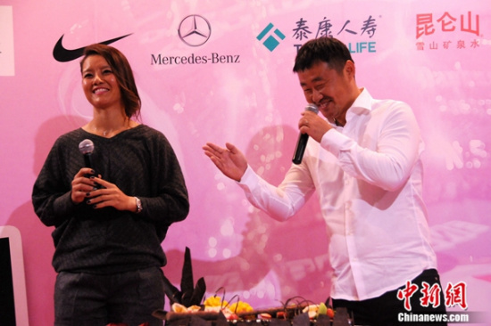 Li Na and her husband Jiang Shan appear at the new addition unveiling ceremony in Beijing on February 22, 2014. [Photo: Chinanews.com / Wang Muqing]