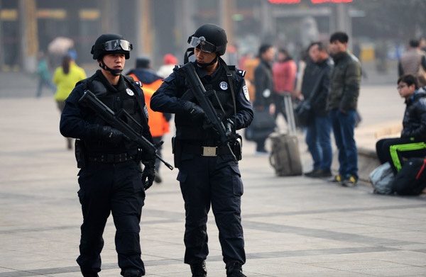 Police officers patrol a public square near the Zhengzhou Railway Station in Henan province in January. XIANG MINGCHAO / CHINA DAILY  