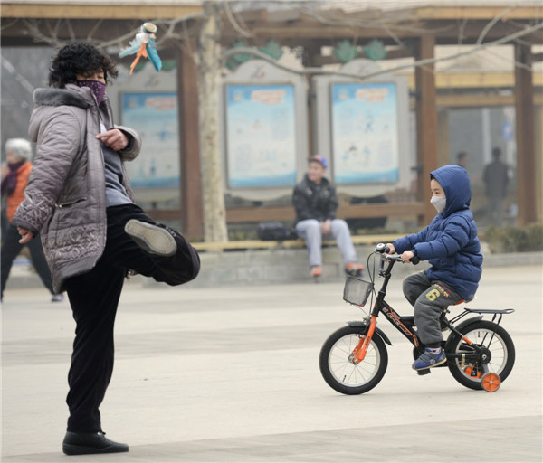 Beijing residents engage in outdoor exercise, despite the heavy smog which has blanketed about 1.43 million square kilometers across northern China during the last seven days. Wei Xiaohao / China Daily