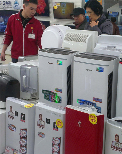 Customers select air fi lters in Beijing. Poor air quality has boosted sales of various fi lters in many parts of China.