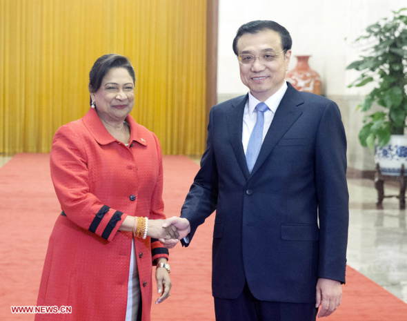 Chinese Premier Li Keqiang (R) holds a welcoming ceremony for Prime Minister of Trinidad and Tobago Kamla Persad-Bissessar in Beijing, capital of China, Feb 25, 2014. (Xinhua/Yao Dawei)