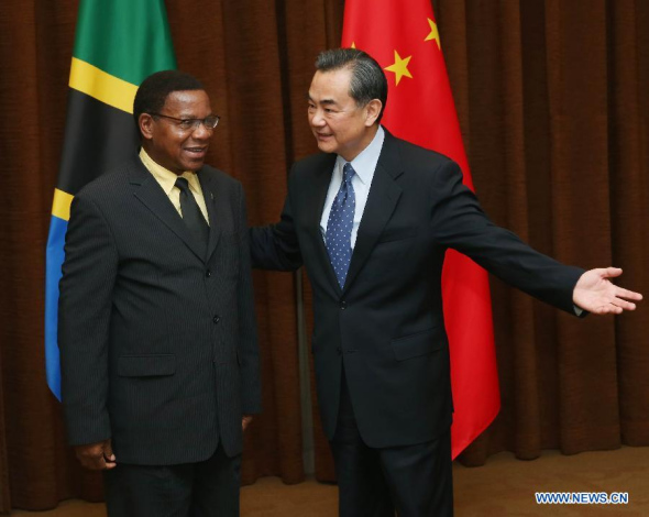 Chinese Foreign Minister Wang Yi (R) holds talks with his Tanzanian counterpart Bernard Kamillius Membe in Beijing, capital of China, Feb 25, 2014. (Xinhua/Liu Weibing)