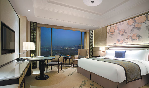 Yangzhou Shangri-La Hotel, strategically located opposite museums and an ethnic arts center, has all the guestrooms overlooking Mingyue Lake in the western part of the city. [Photos Provided to China Daily]