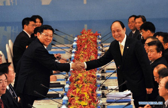 Chen Deming (L), president of the mainland-based Association for Relations Across the Taiwan Straits (ARATS), shakes hands with Lin Join-sane (R), chairman of the Taiwan-based Straits Exchange Foundation (SEF), before formal talks in Taipei, southeast China's Taiwan, Feb 27, 2014.  (Xinhua/Huang Xiaoyong) 