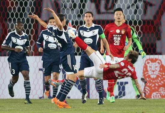 hina's Guangzhou Evergrande Alessandro Diamanti (C) takes a shot at goal against Australia's Melbourne Victory at the Tianhe Sport Center in Guangzhou, southern China's Guangdong province on February 26, 2014.