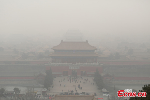 Photo taken on Feb 25, 2014 shows the Forbidden city enveloped in smog in Beijing. [Photo: China News Service / Li Huisi]